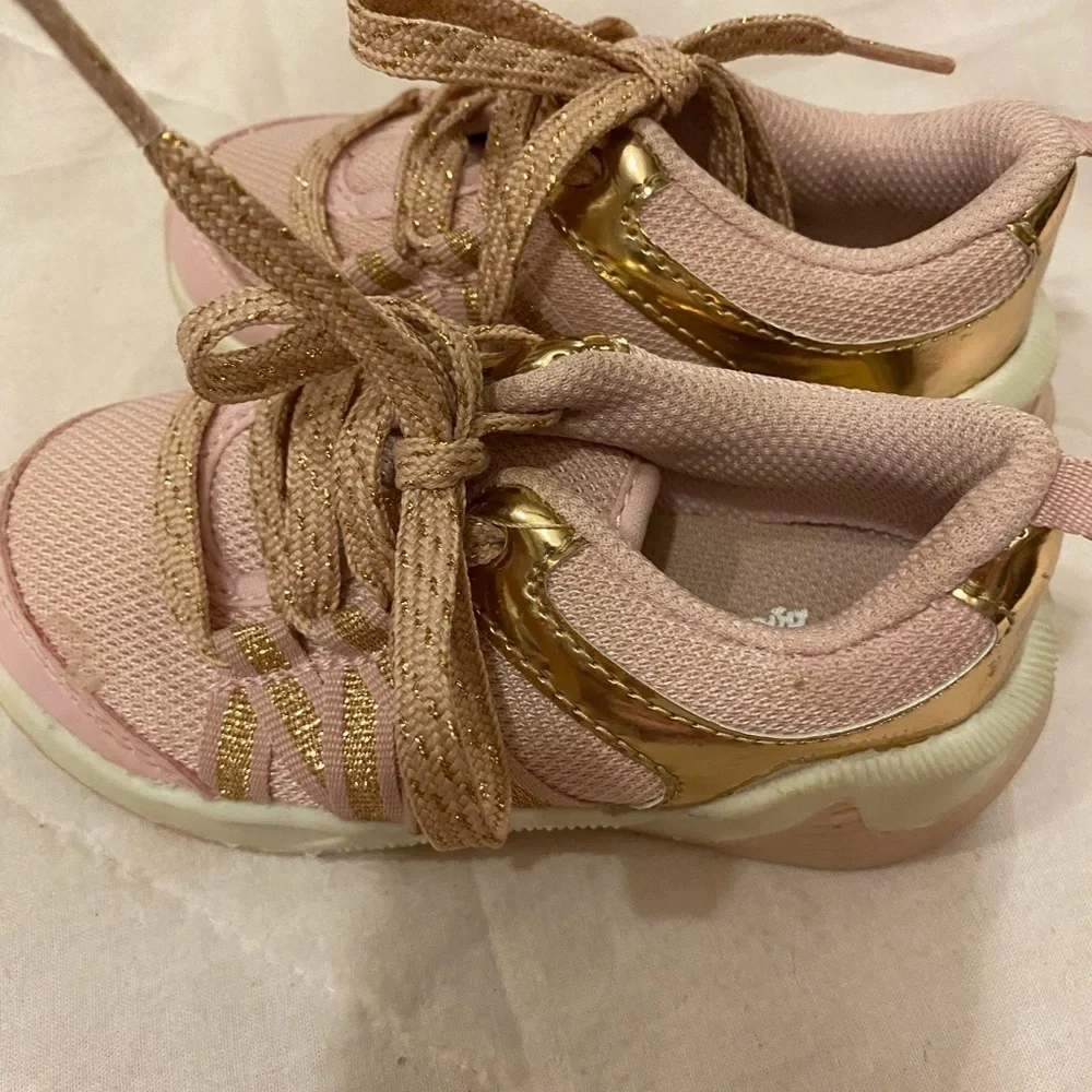 Oshkosh B’gosh Sneakers size 7 (FL)
